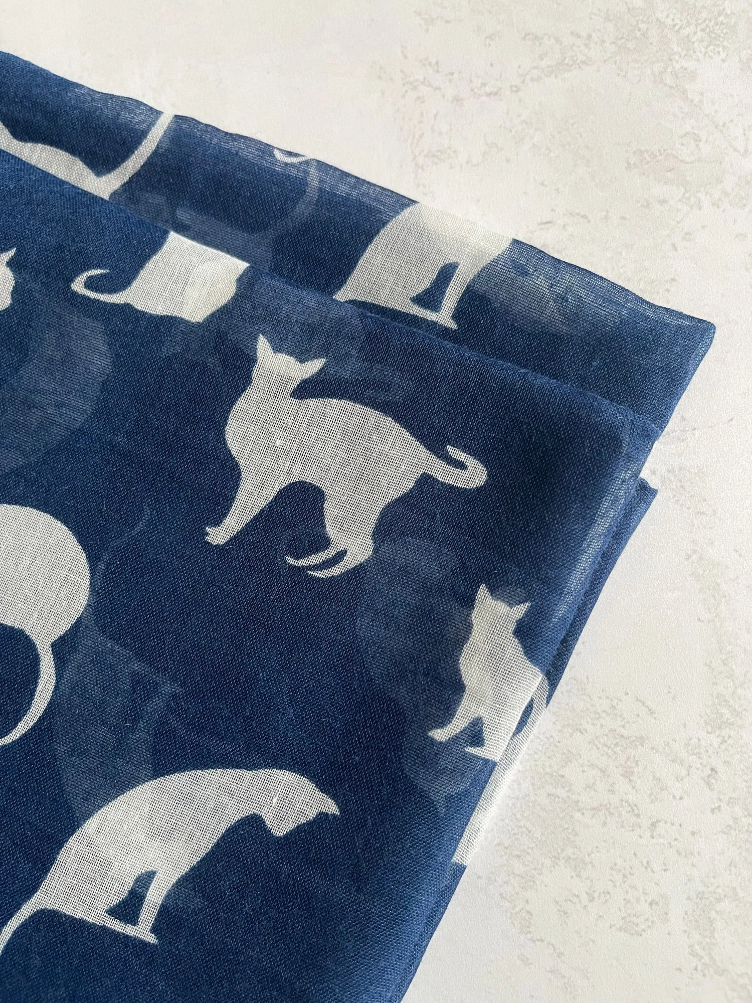 LIGHTWEIGHT PLAIN NAVY AND WHITE CAT SCARF