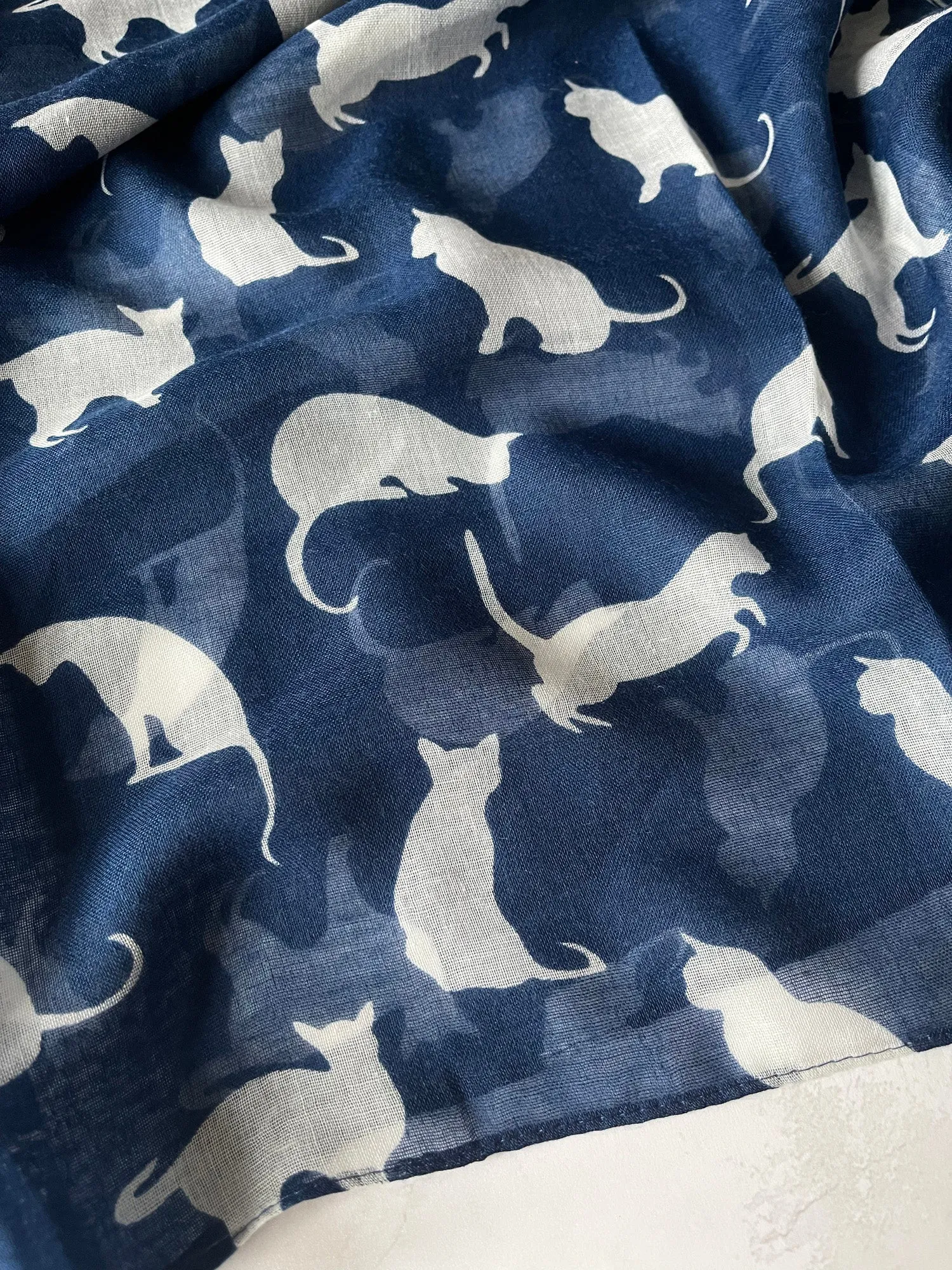 LIGHTWEIGHT PLAIN NAVY AND WHITE CAT SCARF