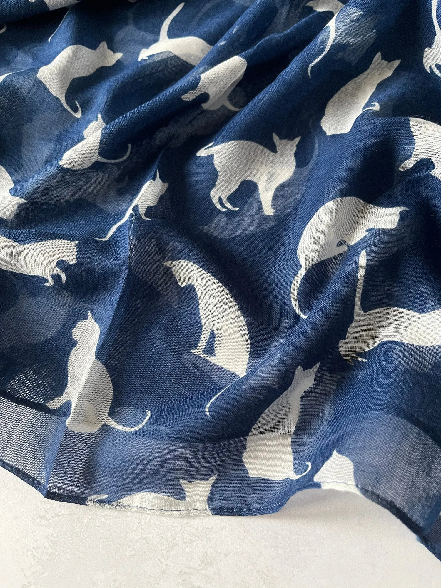 LIGHTWEIGHT PLAIN NAVY AND WHITE CAT SCARF